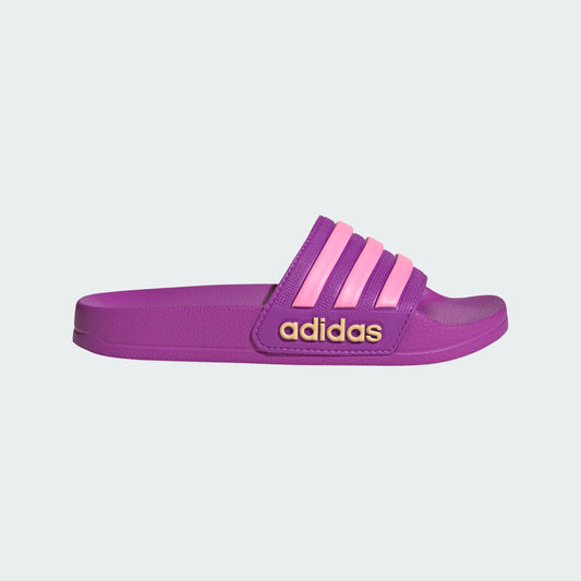 Sandales Adilette Shower - Adidas violettes avec 3 bandes roses et logo doré, style gougounnes fille, vue de profil droit
