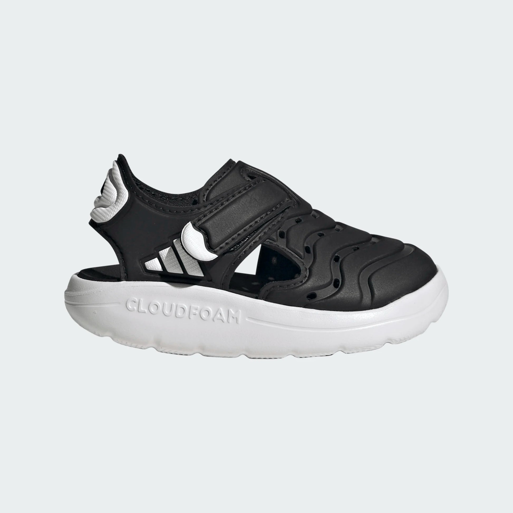 Sandales - Adidas noires et blanches en matériau synthétique avec semelle Cloudfoam, style enfant, vue de profil gauche.
