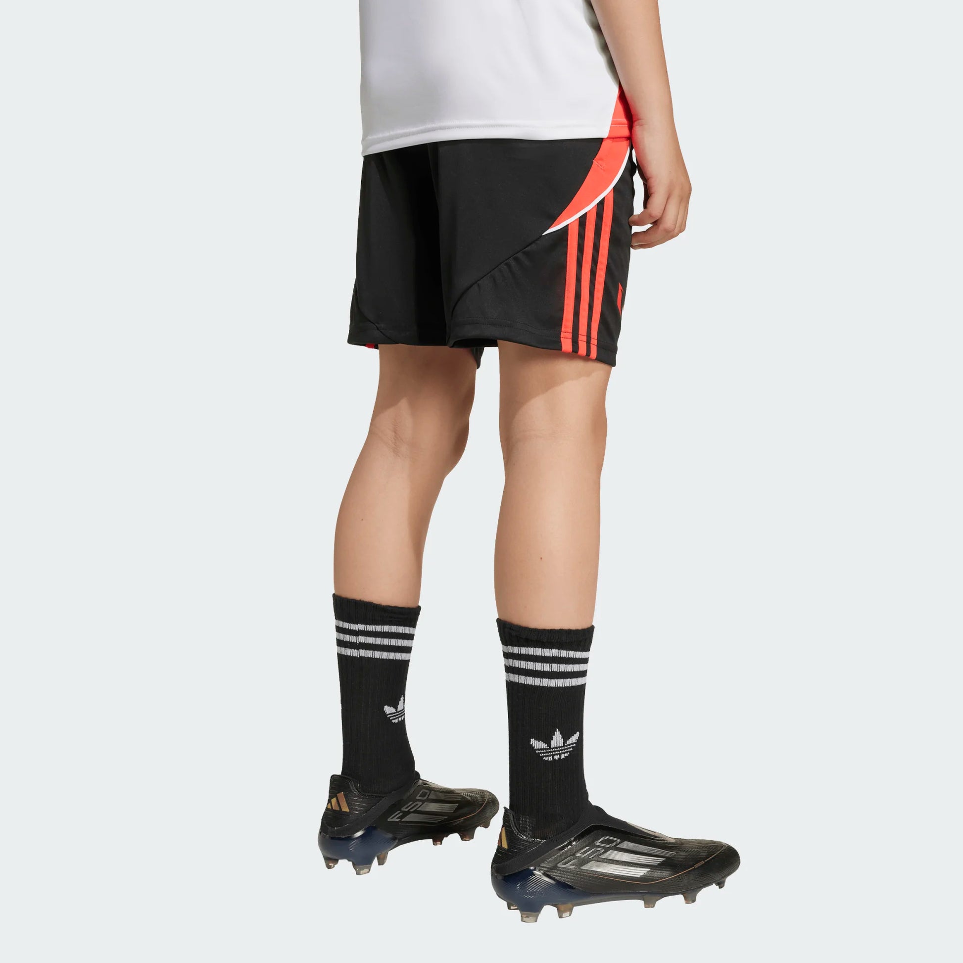 Short MESSI - Adidas noir avec bandes rouges et mesh, polyester recyclé, pour garçon, vue de dos porté