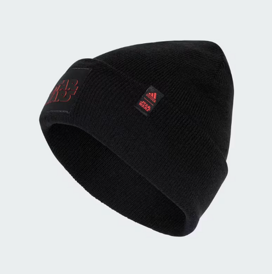 Tuque d'hiver - Adidas x Star Wars noire en tricot, logo rouge, style unisexe, vue de profil légèrement inclinée.