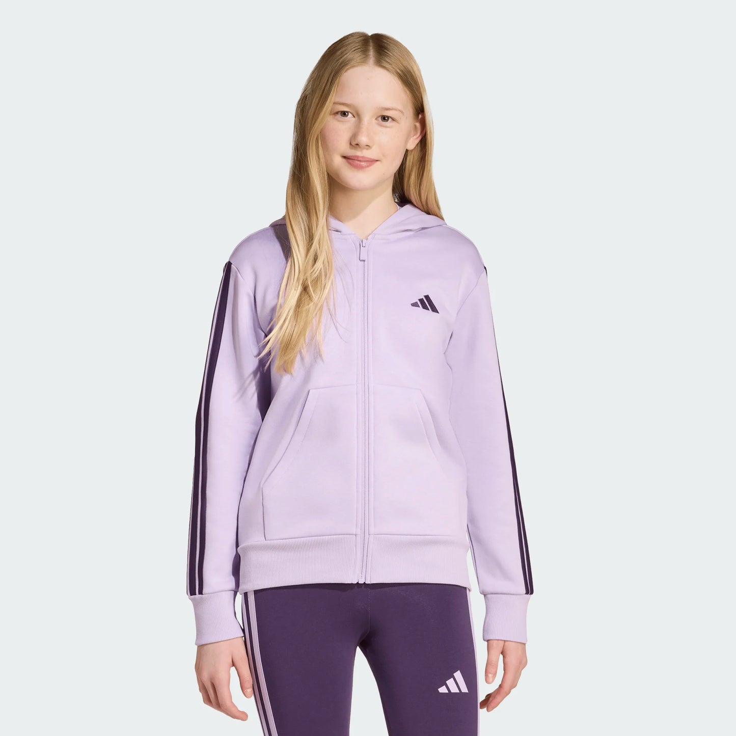 Veste - Adidas lilas avec capuche et fermeture zippée, bandes foncées sur les manches, pour fille, vue de face portée