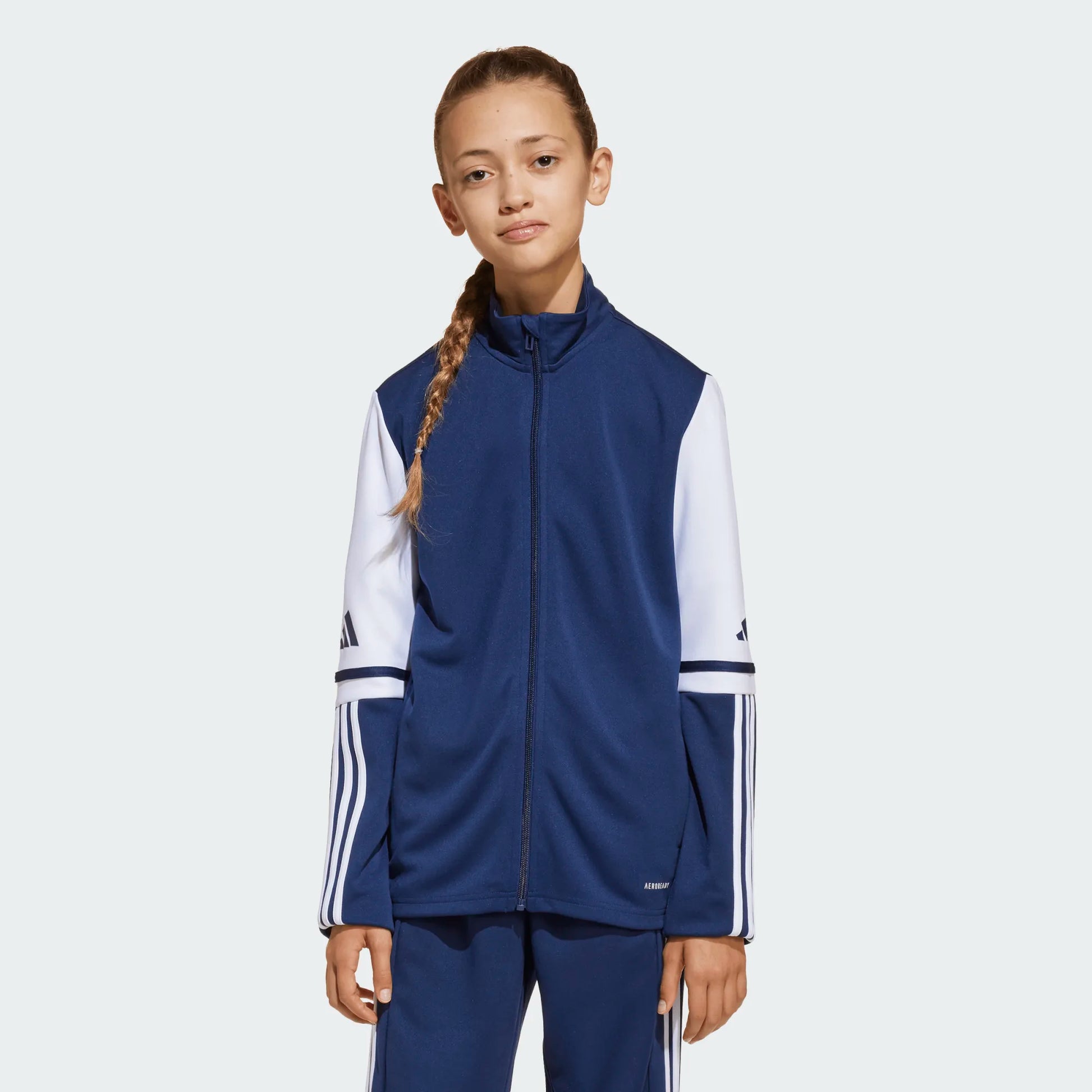 Veste - Adidas bleu marine et blanche en polyester recyclé, manches longues, pour enfant, vue de face portée sur mannequin.