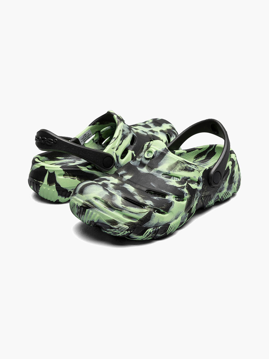 Sandales - Boga Bogs à motif camouflage vert et noir, style slip-on avec bride arrière, pour enfant, vue de trois quarts.