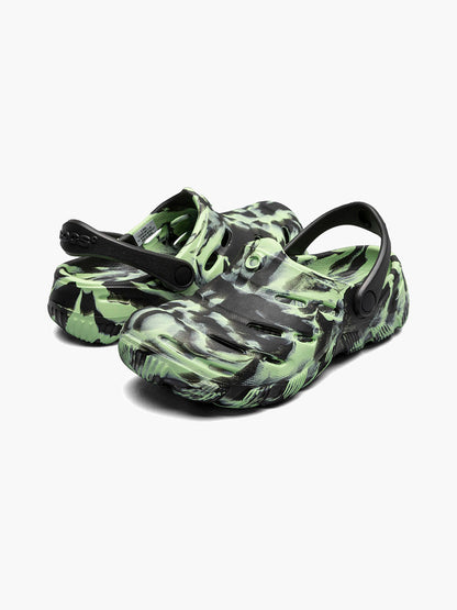Sandales - Boga Bogs à motif camouflage vert et noir, style slip-on avec bride arrière, pour enfant, vue de trois quarts.