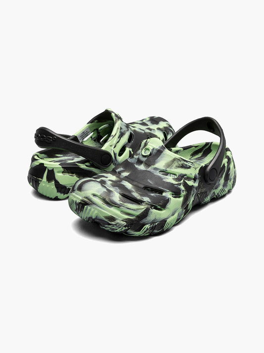 Sandales - Boga Bogs à motif camouflage vert et noir, style slip-on avec bride arrière, pour enfant, vue de trois quarts.