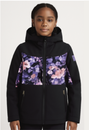 Manteau d'hiver - Roxy noir avec motifs floraux violets et roses, coupe droite, capuche, porté par une enfant, vue de face.