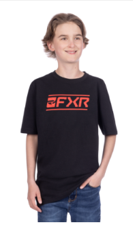 T-Shirt Victory Premium - FXR noir avec logo rouge, en coton, porté par garçon, vue de face, manches courtes, style décontracté.