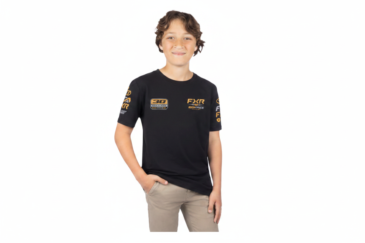 T-Shirt Race Div Premium - FXR noir avec inscriptions jaunes, porté par garçon, vue de face, en coton.