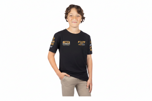 T-Shirt Race Div Premium - FXR noir avec inscriptions jaunes, porté par garçon, vue de face, en coton.
