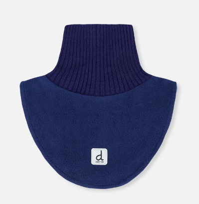 Cache-Cou d'hiver - Deux Par Deux en polaire bleu marine avec col côtelé violet, pour enfant, vue de face, détail du tissu doux et chaud.