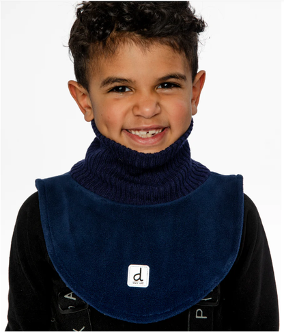 Cache-Cou d'hiver - Deux Par Deux bleu marine en polaire, style tubulaire, porté par un garçon, vue de face.