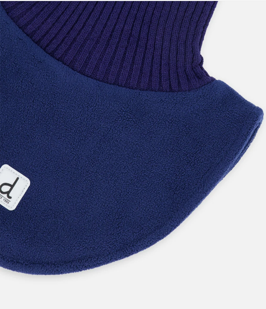 Cache-Cou d'hiver - Deux Par Deux en polaire bleu marine avec col côtelé violet, accessoire chaud pour enfant, vue détail du col et du tissu.