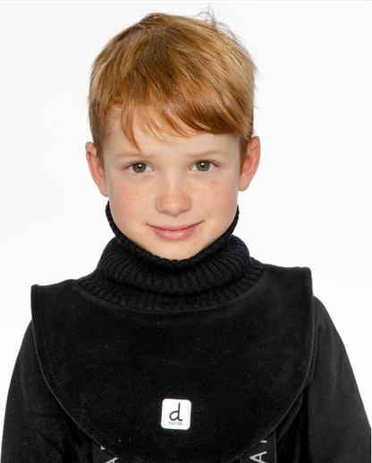Cache-Cou d'hiver - Deux Par Deux noir en tissu polaire, pour enfant garçon, porté sur mannequin, vue de face.