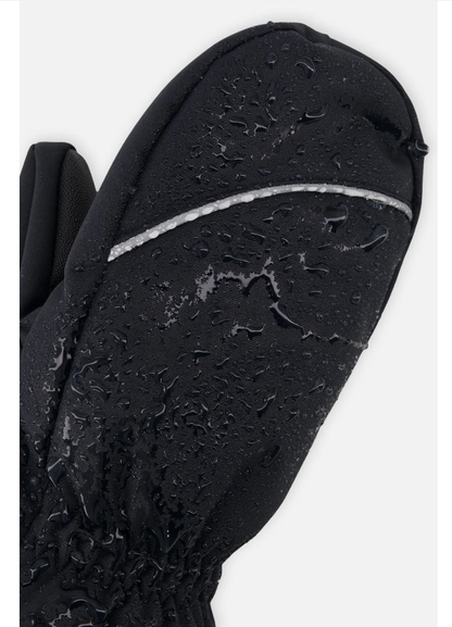 Mitaines d'hiver Play - Deux Par Deux noires imperméables avec bande réfléchissante grise, matériau extérieur texturé, détail mouillé, vue rapprochée.