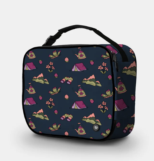 Boite à lunch Midnight Meadow - Headster de couleur bleu nuit avec motifs camping roses, verts et orange, en tissu, vue de face.
