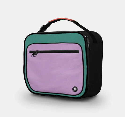 Boite à lunch Midnight Tide - Headster rectangulaire en tissu avec poche extérieure violette et contour vert, poignée orange, vue de trois-quarts.