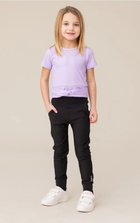 T-Shirt court athélique Lilas - Nanö porté par une enfant, coloris lilas, manches courtes, vue de face sur fond neutre.