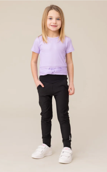 T-Shirt court athélique Lilas - Nanö porté par une enfant, coloris lilas, manches courtes, vue de face sur fond neutre.