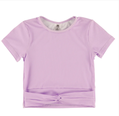 T-Shirt court athélique Lilas - Nanö en tissu côtelé lilas, manches courtes, col rond, détail noué à la base, vue de face.