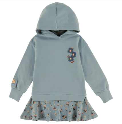 Tunique à capuchon - Nanö bleu clair avec motif de fleurs brodées bleues et oranges, jupe plissée à fleurs, pour enfant fille, vue de face portée sur mannequin.