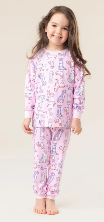 Pyjama - Nanö rose clair avec motifs de chiens multicolores, en coton, pour enfant fille, porté sur mannequin, vue de face.