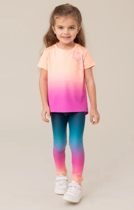 Legging athlétique Sarcelle - Nanö porté par une fillette, legging bleu sarcelle dégradé rose, vue de face, tissu extensible adapté enfant.