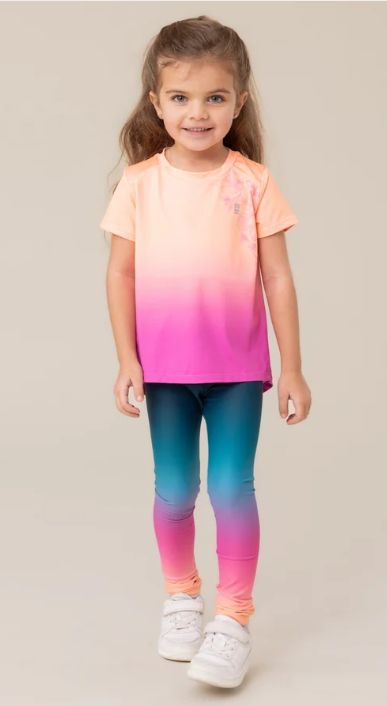 T-Shirt athlétique - Nanö rose et corail dégradé en tissu technique pour enfant, porté par une fillette vue de face.