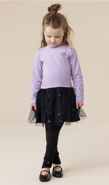 Robe - Nanö mauve à manches longues avec jupe noire en tulle à motifs colorés, portée par une enfant, vue de face.