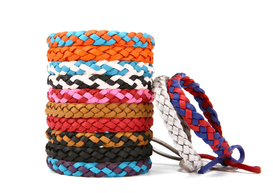 Bracelet Antimoustique - Faux Cuir tressé multicolore, style unisexe, réutilisable, vue de face sur fond blanc.