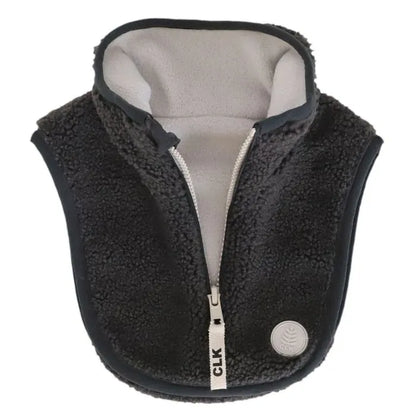 Cache-Cou d'hiver - Calikids en sherpa noir et doublure polaire beige, pour enfant, vue de face avec fermeture éclair.