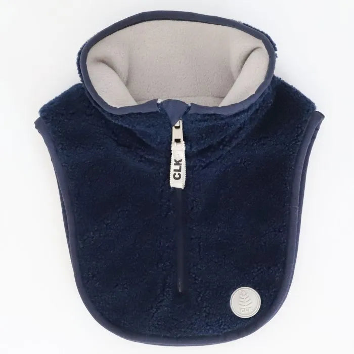 Cache-Cou d'hiver - Calikids en tissu polaire bleu marine avec doublure grise, style enfant, vue de face avec fermeture zippée.