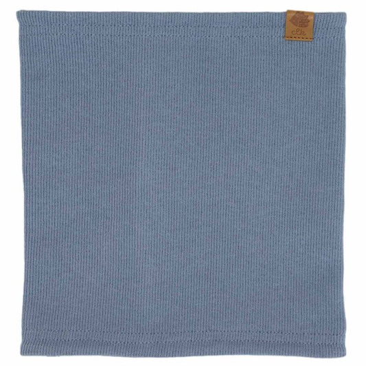 Cache Cou - Calikids en maille légère bleu doux, double épaisseur, pour enfant, vue de face, détail tissu côtelé