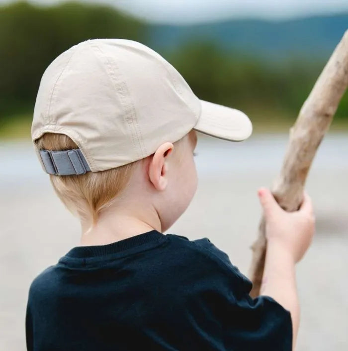 Casquette Grandit avec moi - Calikids beige en nylon avec sangle ajustable, pour garçon, vue de dos portée sur enfant.