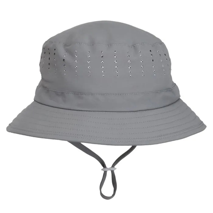 Chapeau U.V - Calikids gris en nylon avec perforations d’aération et sangle ajustable pour garçon, vue de face.