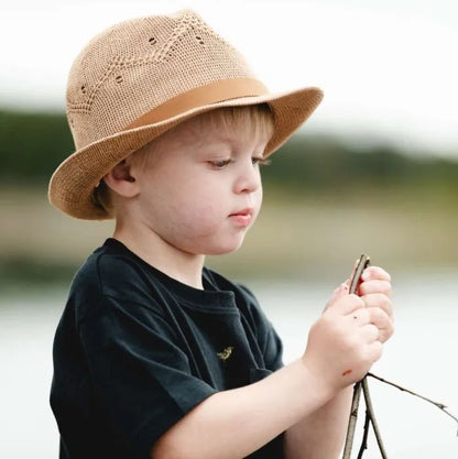 Chapeau - Calikids beige en polyester, style Fedora souple avec couronne ajustable, pour garçon, porté de profil gauche.