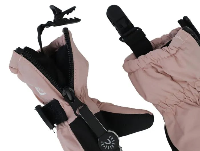 Mitaines d'hiver avec pinces- Calikids rose clair et noir, tissu doublé, détail pince, vue rapprochée finition et fermeture éclair