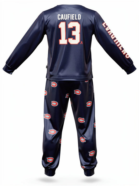 Pyjama de hockey Canadiens - Caufield #13 bleu marine avec motifs rouges et blancs, en polyester élasthanne, vue de dos sur mannequin enfant.