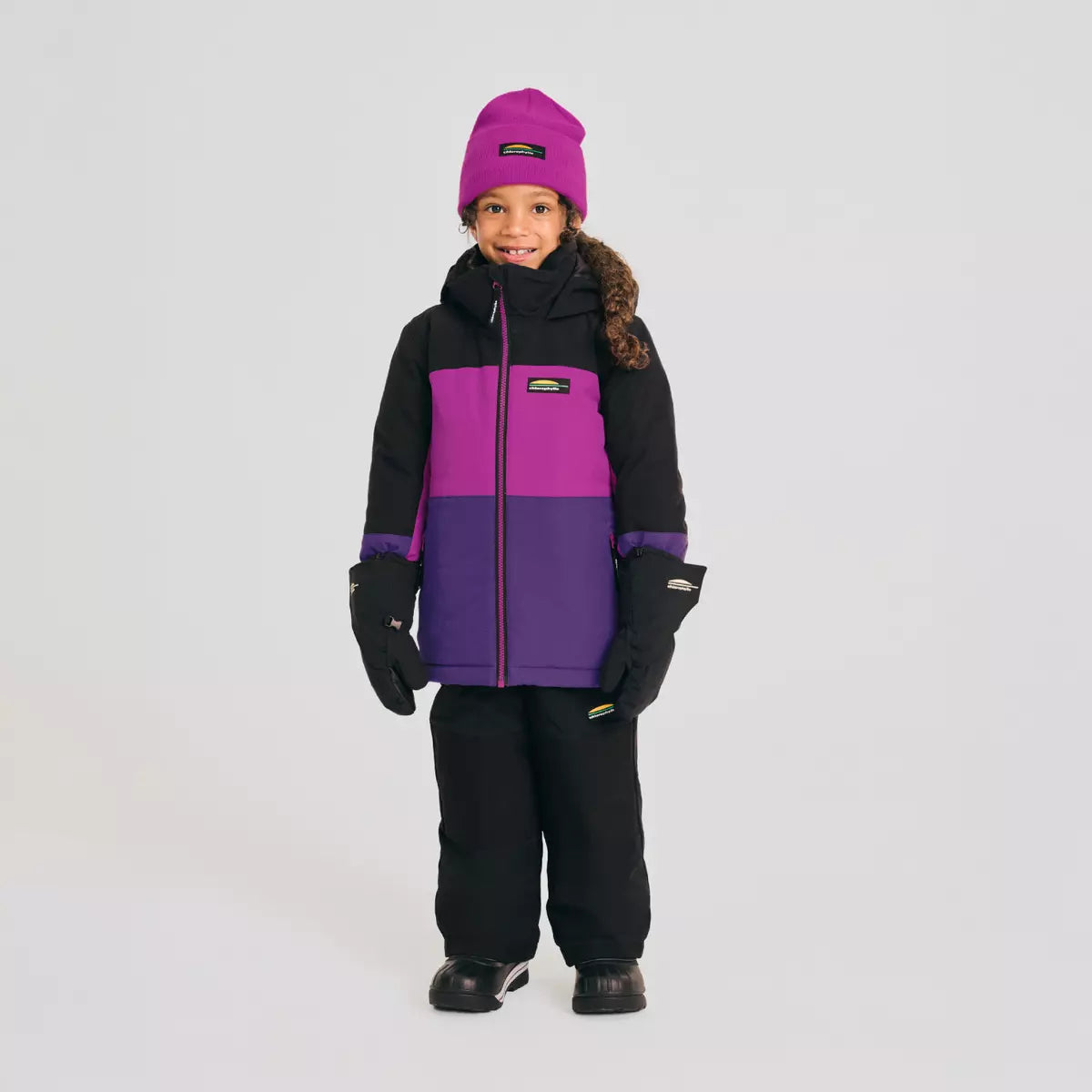 Habit de neige - Chlorophylle violet et noir, combinaison 2 pièces isolante pour enfant, bonnet et gants assortis, vue de face