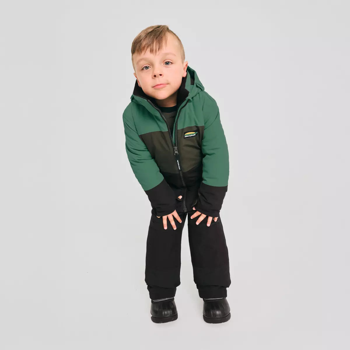 Habit de neige - Chlorophylle vert et noir, isolant qualité, pour garçon enfant, porté, vue de face.