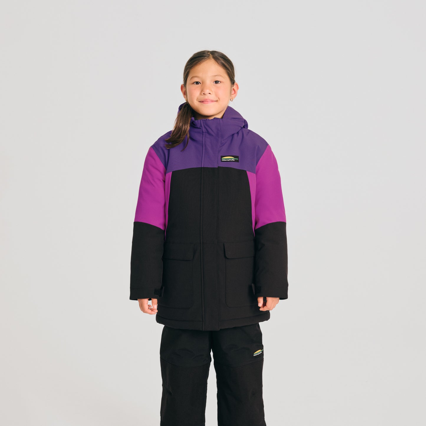 Manteau d'hiver - Chlorophylle noir et violet, coupe longue, isolation renforcée, pour enfant de 7 à 14 ans, vue de face.