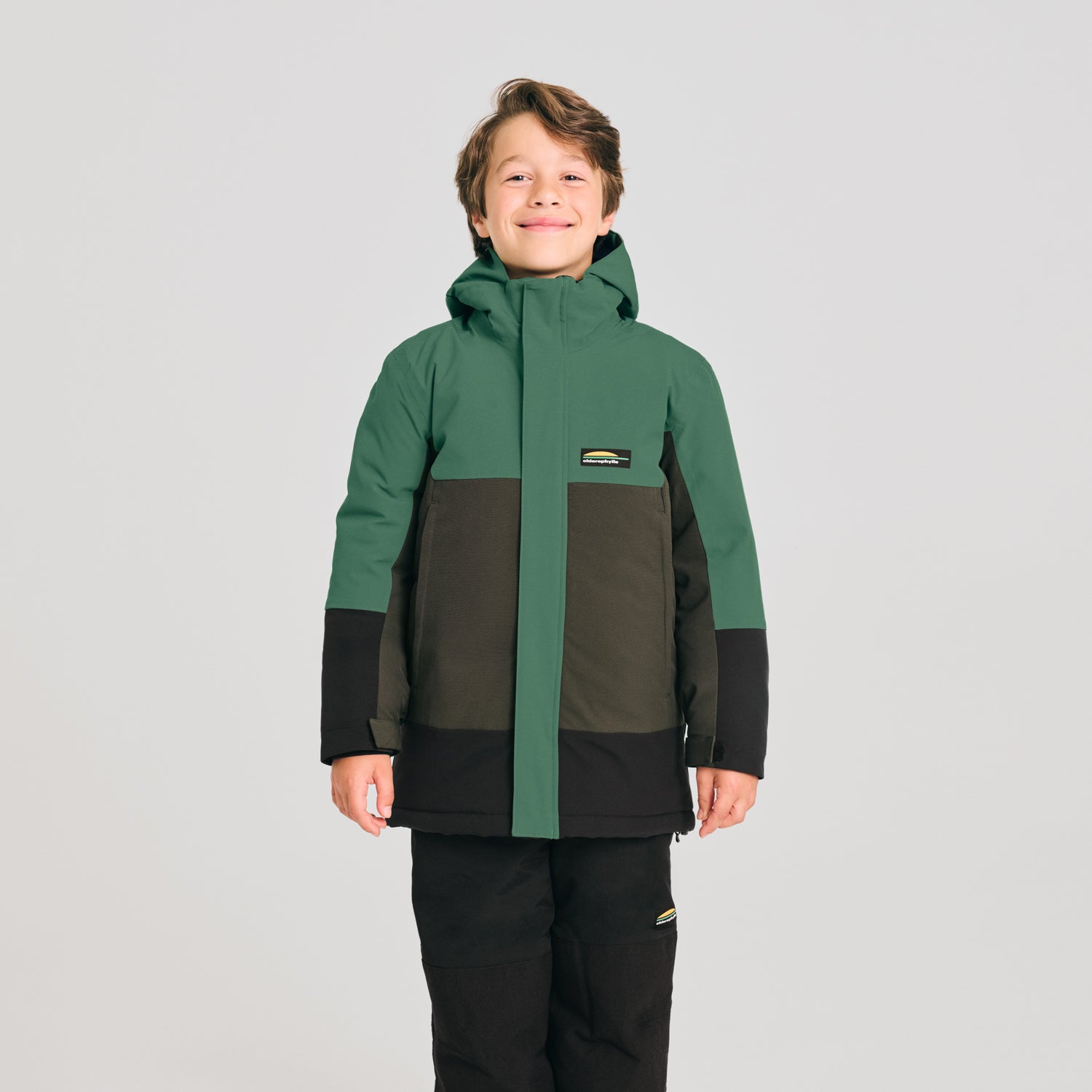 Manteau d'hiver - Chlorophylle vert et noir, coupe droite, protection eau et vent, pour enfant, vue de face porté sur mannequin