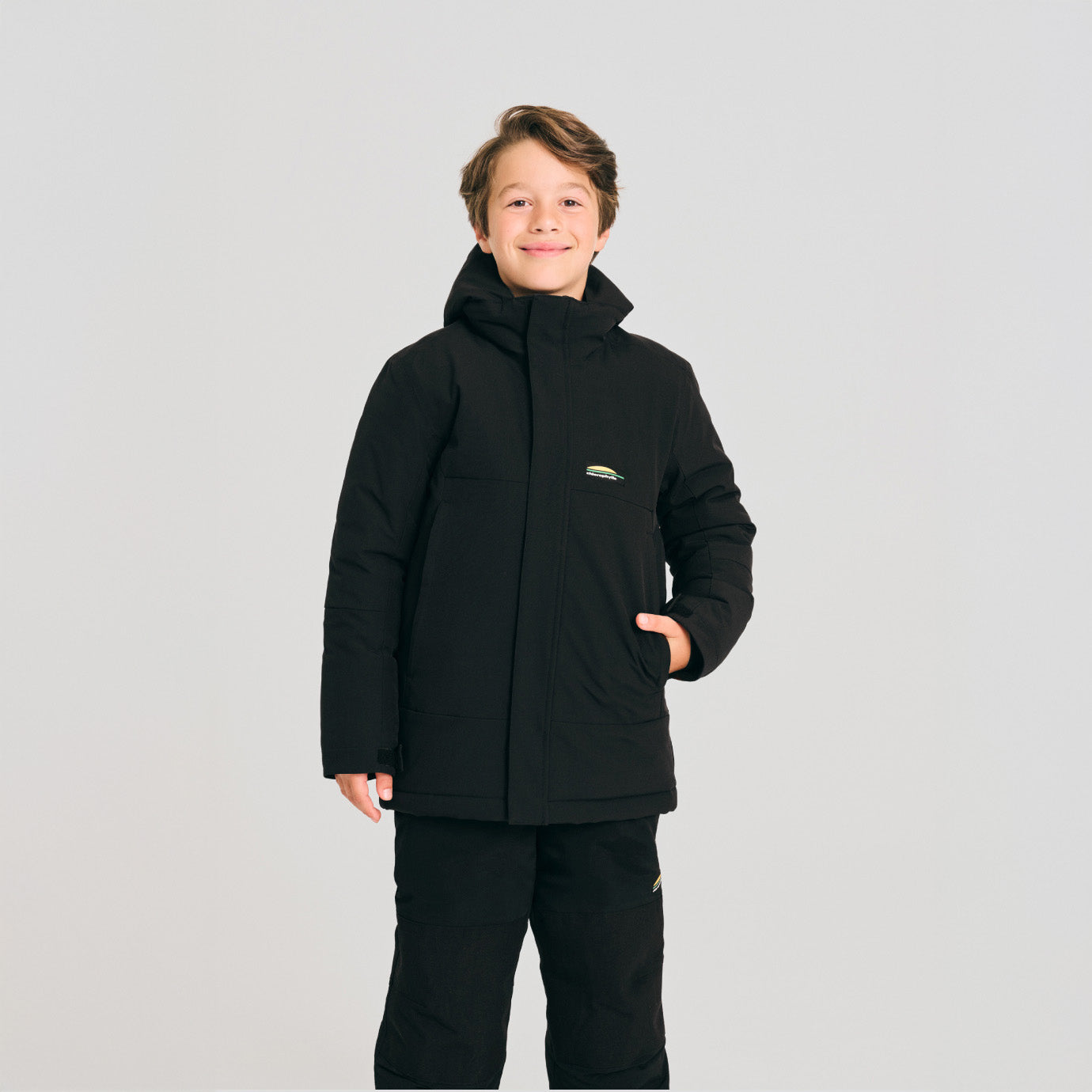 Manteau d'hiver - Chlorophylle noir à capuche, isolant, pour enfant 7-14 ans, porté, vue de face.