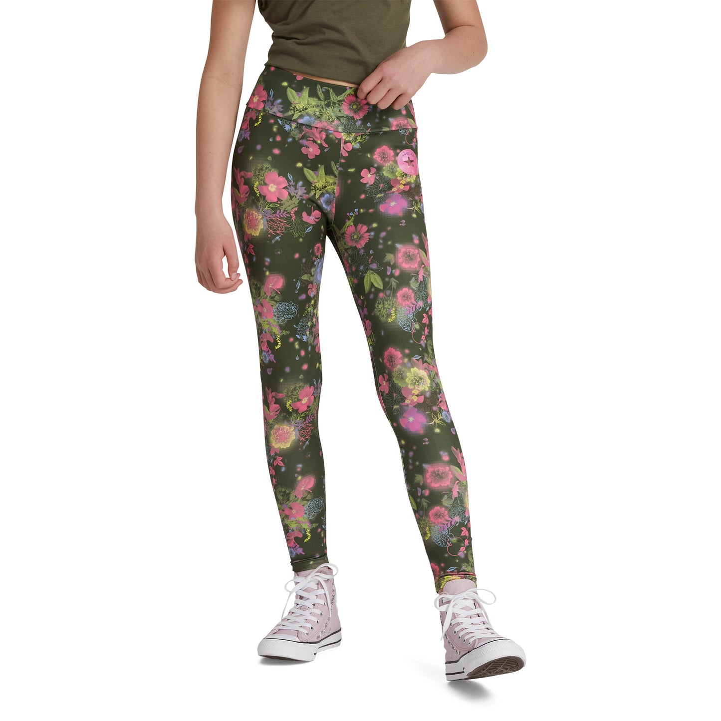 Legging - Converse à motifs floraux roses et verts sur fond kaki, tissu extensible, pour fille, porté de face.
