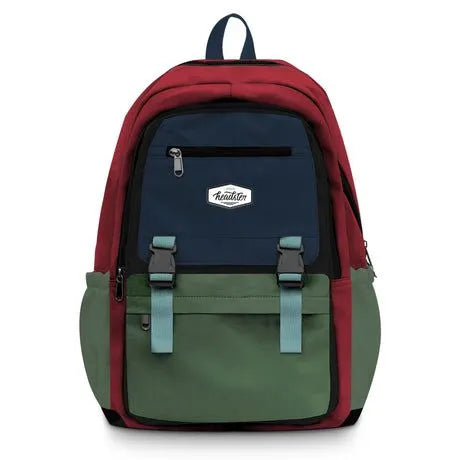 Sac à dos multicolore rouge, bleu marine et vert avec logo blanc, fermeture zippée et sangles ajustables, vue de face.