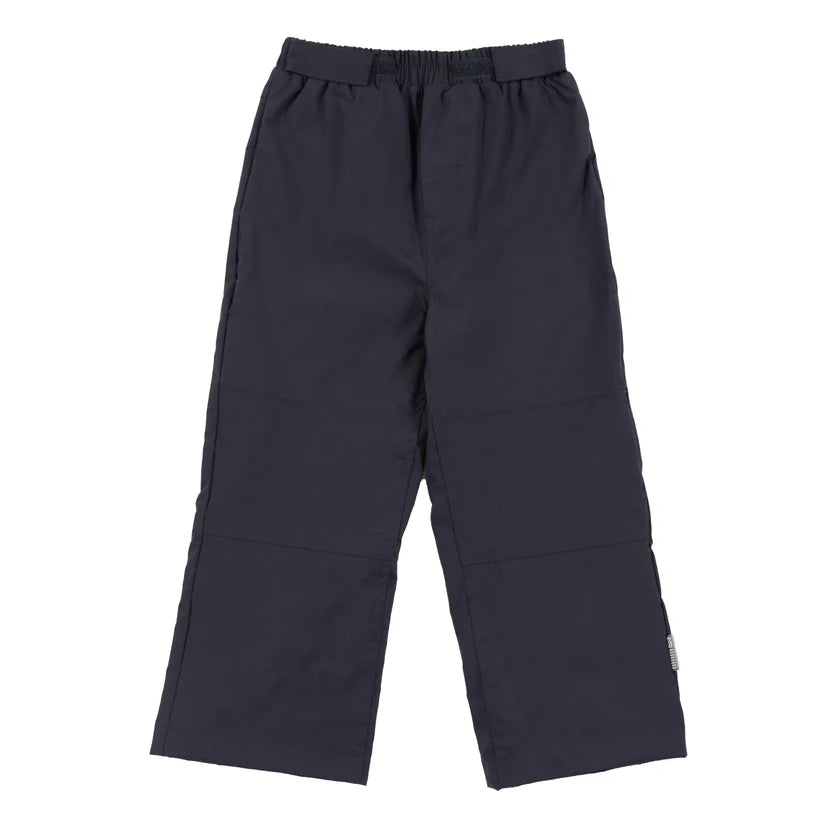 Pantalon bleu marine imperméable pour enfant, partie de l'Ensemble Mi-Saison 3-en-1 - Nanö, vue de face.