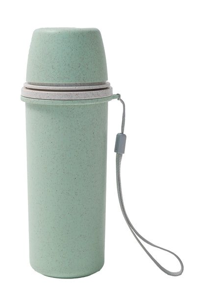 Bouteille D'eau - Day In Day Out vert clair en blé avec bouchon et anse grise, vue de face, style épuré écologique.