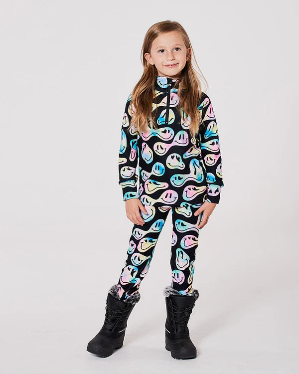 Ensemble de sous-vêtements thermiques deux pièces - Deux Par Deux noir à motifs multicolores, enfant fille, vue de face porté