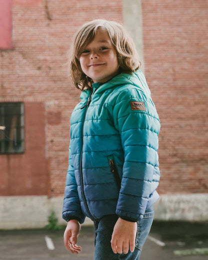 Manteau matelassé de mi-saison - Deux Par Deux dégradé bleu turquoise et marine, enfant garçon, vue de profil porté