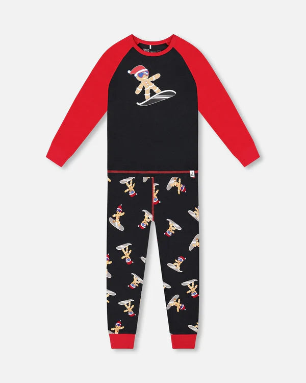 Pyjama - Deux Par Deux garçon en coton biologique, manches longues rouges, corps noir motifs bonhomme pain d'épices, vue de face.