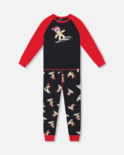 Pyjama - Deux Par Deux garçon en coton biologique, manches longues rouges, corps noir motifs bonhomme pain d'épices, vue de face.